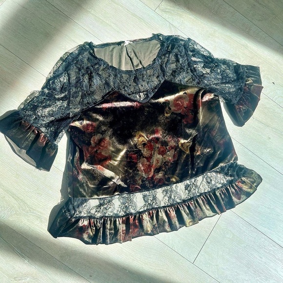 POL Floral Velvet & Lace Women’s Top in Black and Rose - Picture 5 of 6